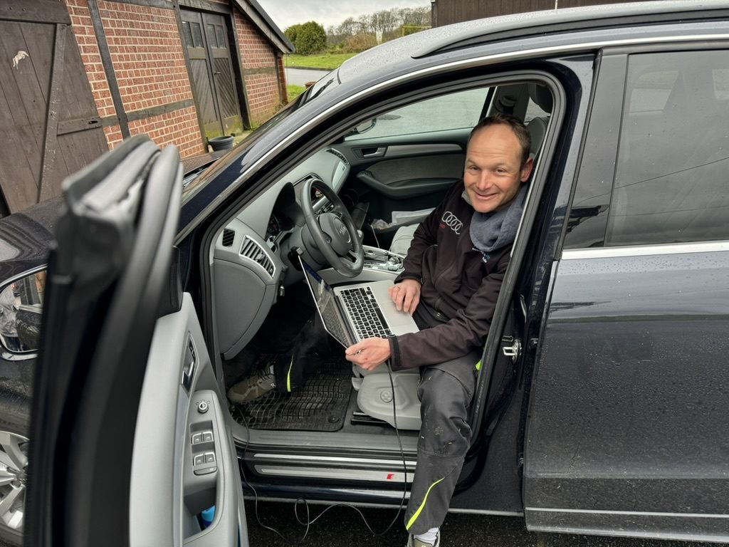 Andreas Schmülling, Inhaber von AS-Diagnose in Coesfeld, bei der Fahrzeugdiagnose mit Laptop in einem Audi Q5