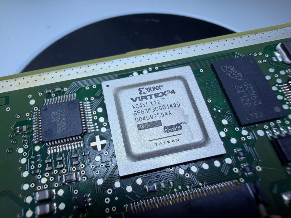 Front Assist Kamera Platine mit betroffenem Chip: Xilinx Virtex-4 FPGA XC4VFX12