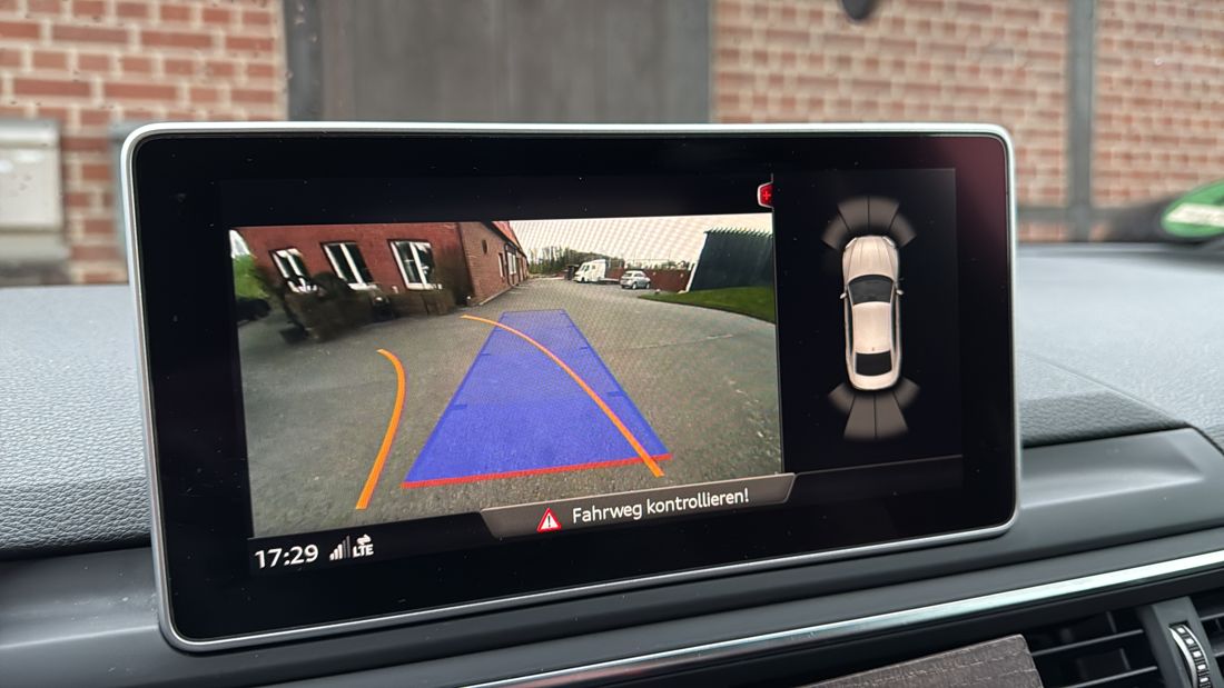 Audi A5: Rückfahrkamera mit Parkhilfe-Anzeige