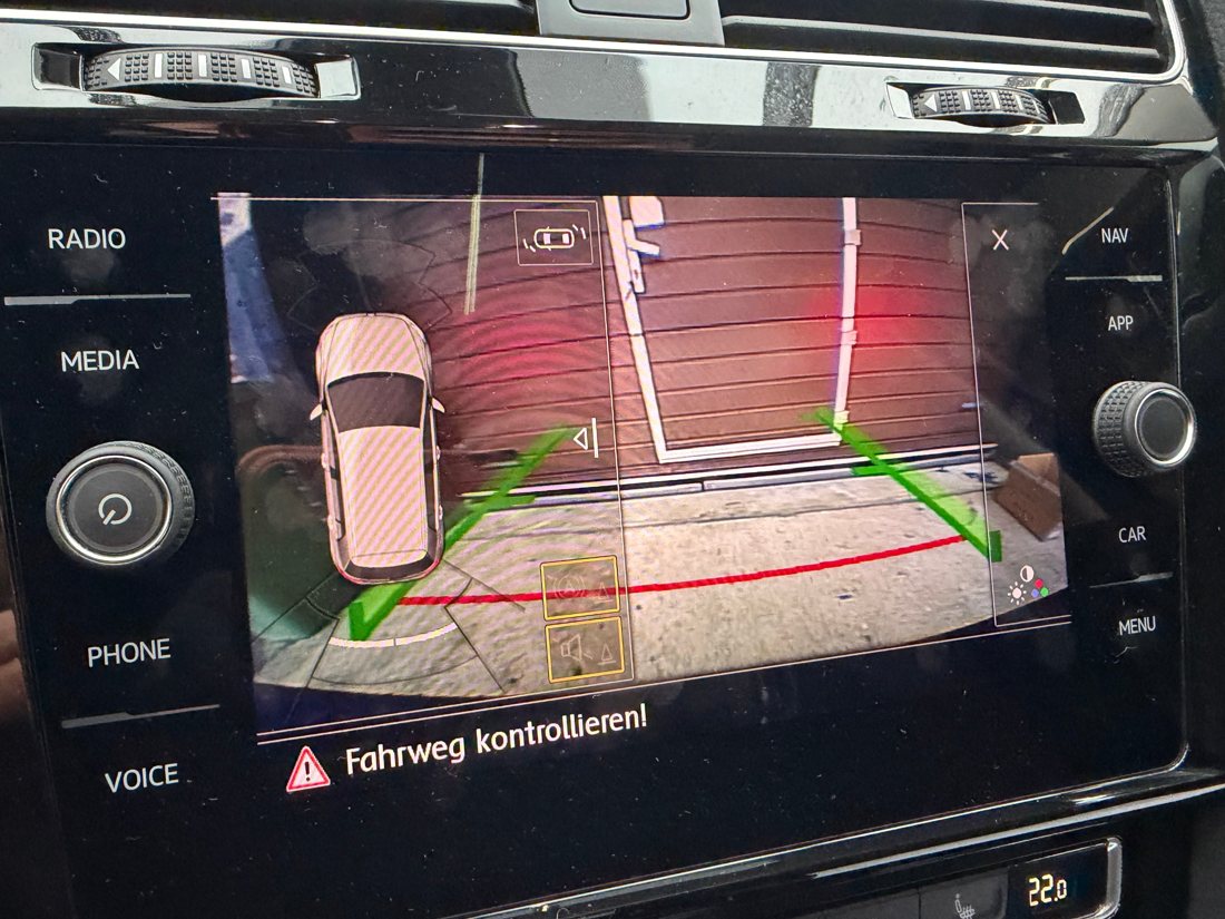VW Golf 7: Rückfahrkamera mit Fahrweg-Hilfslinien im Display