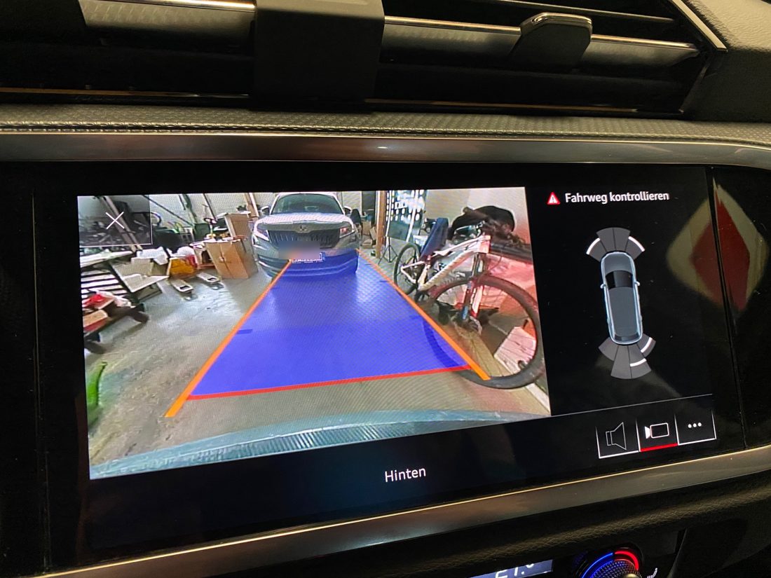 Audi Q3 F3: Rückfahrkamera mit Fahrweg-Hilfslinien im MMI