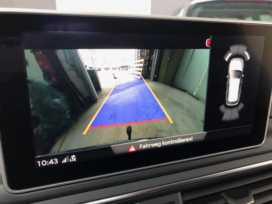 Audi Q5 FY: Rückfahrkamera mit Fahrweg-Hilfslinien im MMI